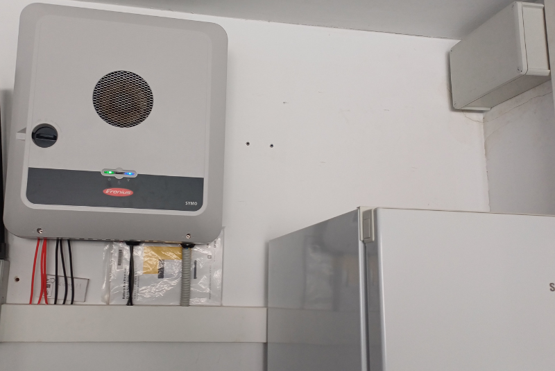 Invesor de una instalación fotovoltaica de autoconsumo con baterías y punto de recarga de coche eléctrico en Monte León